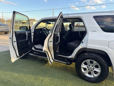 Used 2016 Toyota 4Runner SR5 Premium image 9