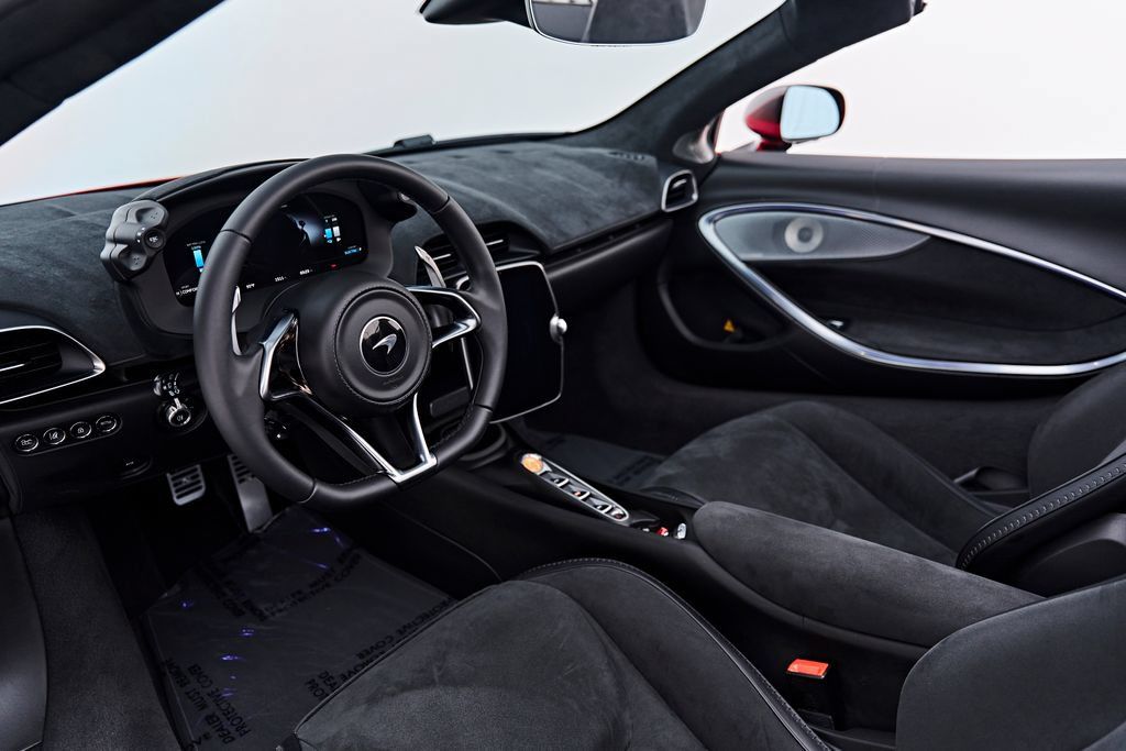 Used 2025 McLaren Artura Spider RWD image 2