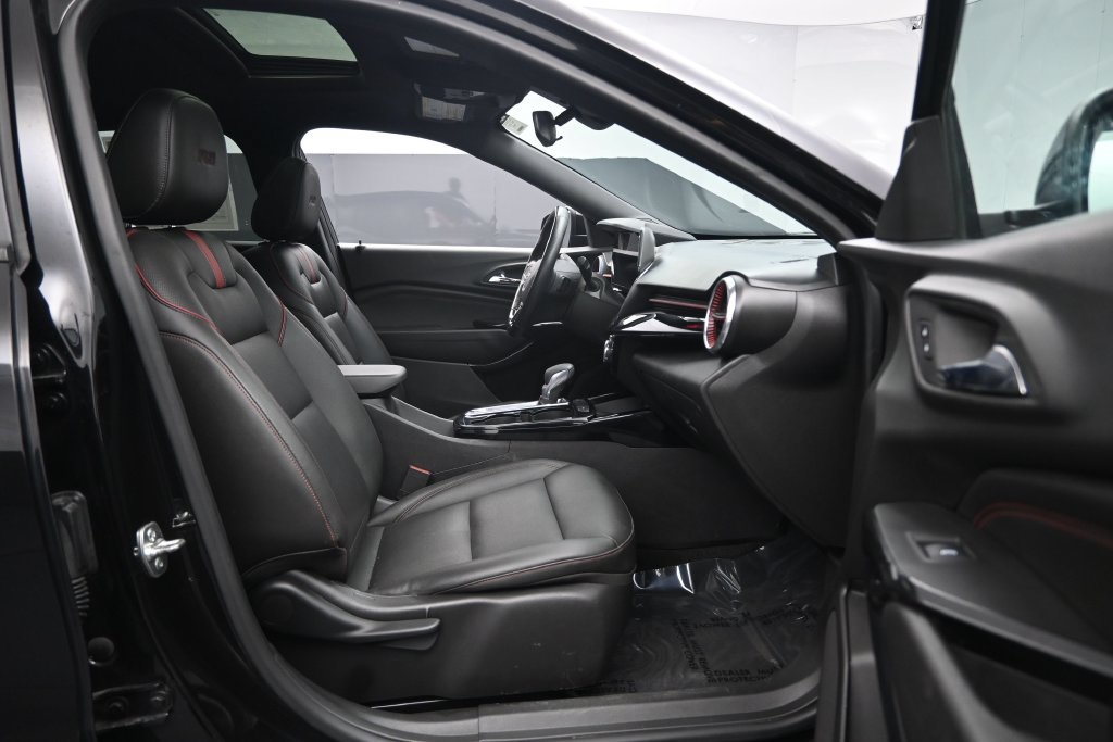 Used 2025 Chevrolet Trax RS w/ Sunroof Package FWD image 26