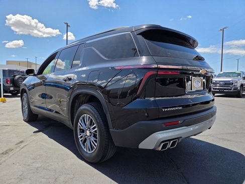 Used 2025 Chevrolet Traverse LT FWD image 4