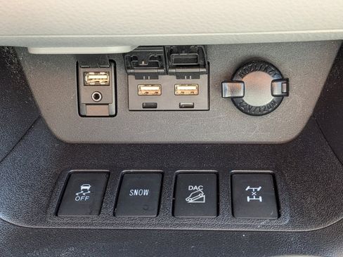 Used 2019 Toyota Highlander LE w/ Carpet Mat Package (TMS) AWD/4WD image 25