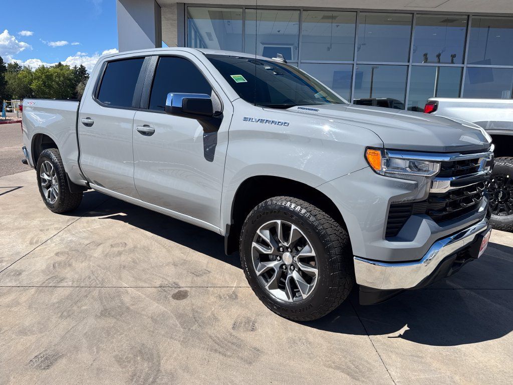 Used 2024 Chevrolet Silverado 1500 LT AWD/4WD image 7