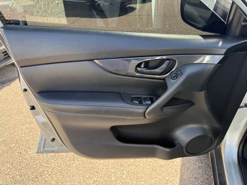 Used 2020 Nissan Rogue S FWD image 15