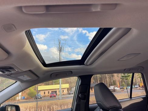 Used 2024 Toyota Corolla Cross XLE image 21