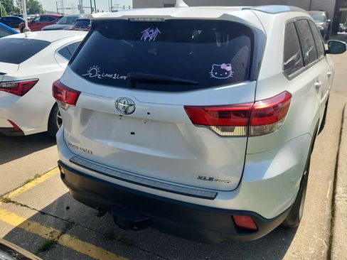 Used 2019 Toyota Highlander XLE AWD/4WD image 6