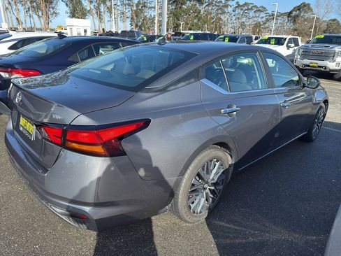 Used 2024 Nissan Altima 2.5 SV image 2