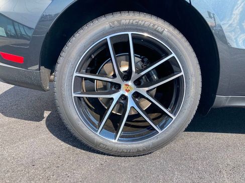 Certified 2024 Porsche Macan image 10