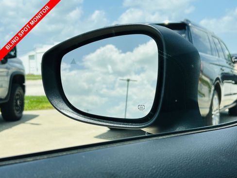 Used 2023 Chrysler Pacifica Touring-L w/ S Appearance Package FWD image 9