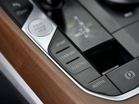 Used 2020 BMW 330i Sedan w/ M Sport Package image 29