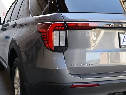 Used 2025 Ford Explorer Active AWD/4WD image 15