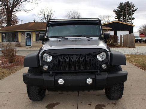 Used 2016 Jeep Wrangler Unlimited Rubicon w/ Connectivity Group image 3
