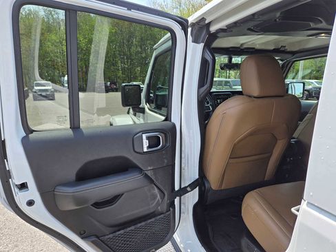 Used 2023 Jeep Wrangler Unlimited Sahara w/ Cold Weather Group AWD/4WD image 16
