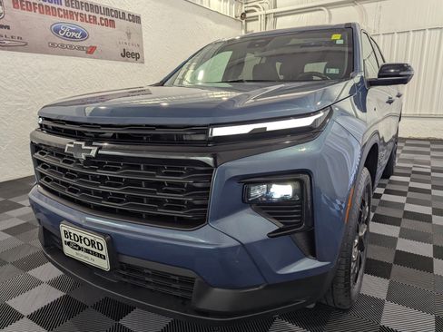 Used 2024 Chevrolet Traverse LT w/ Midnight/Sport Edition AWD/4WD image 3