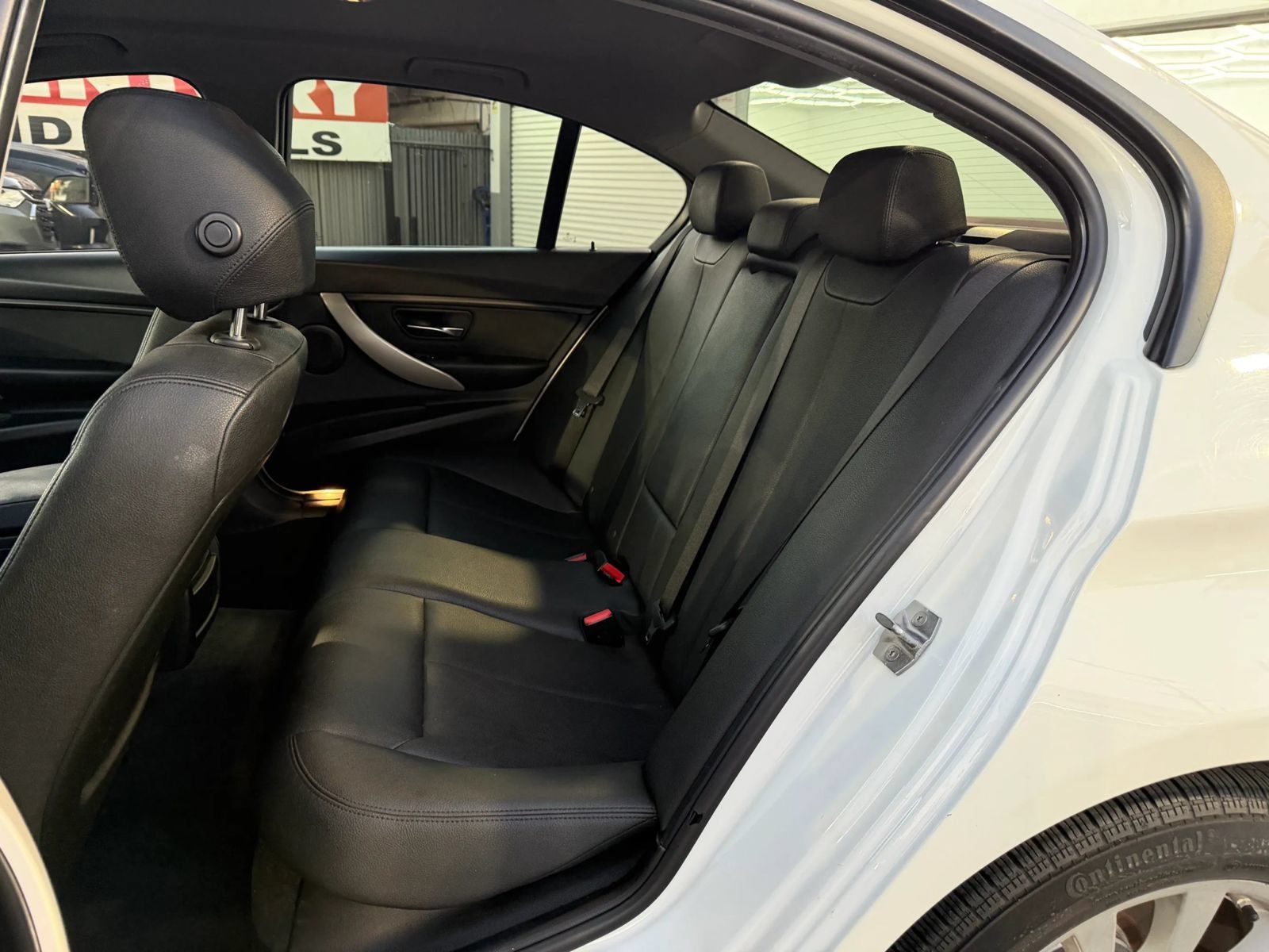 Used 2018 BMW 320i Sedan RWD image 9