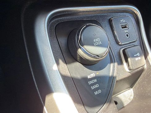 Used 2017 Jeep Compass Latitude w/ Popular Equipment Group AWD/4WD image 19