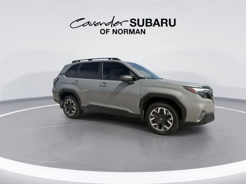 Used 2025 Subaru Forester Premium image 2