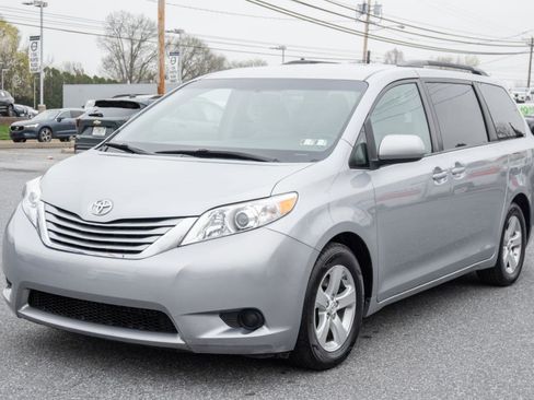 Used 2017 Toyota Sienna LE image 5