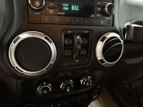 Used 2015 Jeep Wrangler Unlimited Rubicon w/ Connectivity Group AWD/4WD image 14