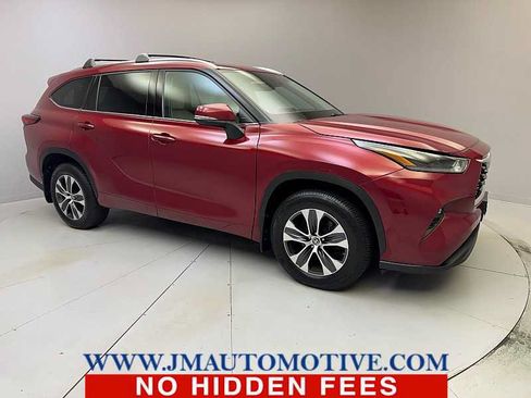 Used 2021 Toyota Highlander XLE AWD/4WD image 7
