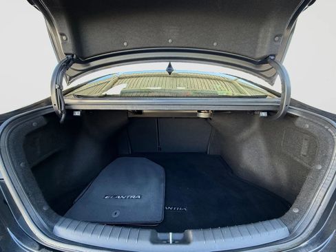 Used 2017 Hyundai Elantra Limited w/ Limited Tech Package 08 FWD image 16