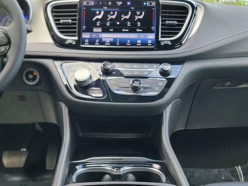 Certified 2023 Chrysler Pacifica Limited w/ S Appearance Package AWD/4WD image 29