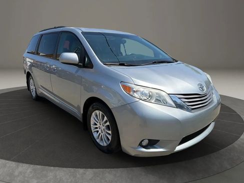 Used 2017 Toyota Sienna XLE w/ XLE Navigation Package FWD image 3