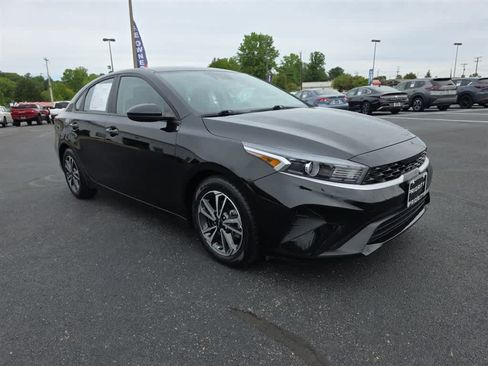 Used 2023 Kia Forte LXS FWD image 3