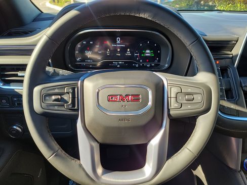 Used 2024 GMC Yukon SLT w/ SLT Luxury Package image 17