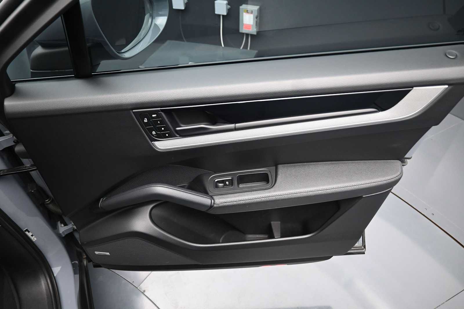 Certified 2024 Porsche Cayenne Coupe AWD/4WD image 23