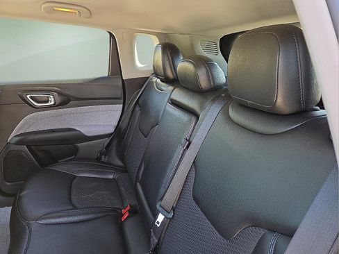 Used 2022 Jeep Compass Latitude image 10