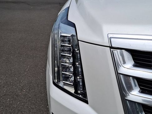 Used 2020 Cadillac Escalade Premium Luxury AWD/4WD image 12