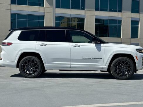 New 2026 Jeep Grand Cherokee L Summit w/ Obsidian Package AWD/4WD image 3