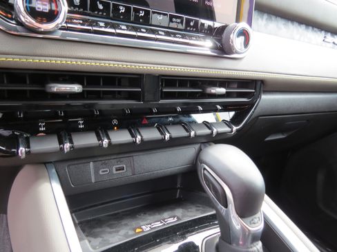 Used 2025 Chevrolet Colorado ZR2 w/ Off-Road Front Bumper Package image 33