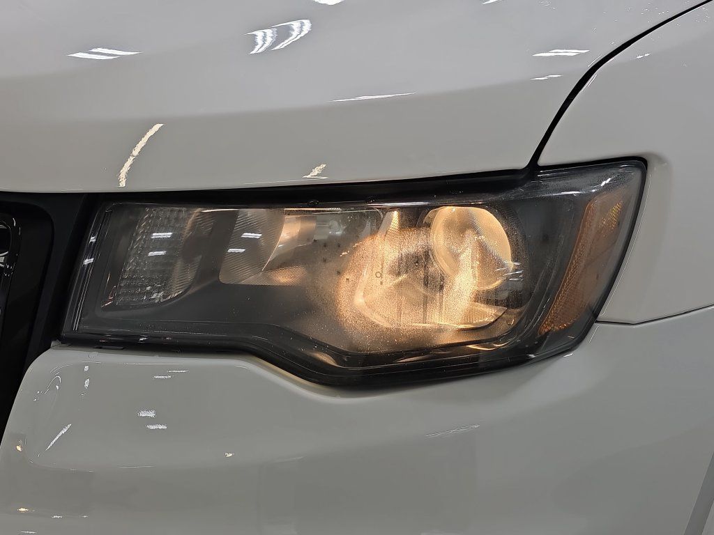 Used 2018 Jeep Grand Cherokee Altitude AWD/4WD image 29