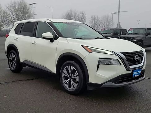 Used 2023 Nissan Rogue SV image 2