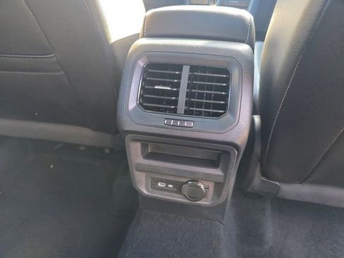 Used 2022 Volkswagen Tiguan SE w/ Panoramic Sunroof Package AWD/4WD image 14