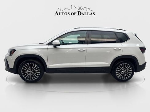 Used 2025 Volkswagen Taos SE w/ Panoramic Sunroof Package FWD image 5