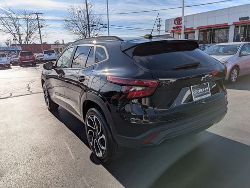 Used 2025 Chevrolet Trax RS w/ Driver Confidence Package image 8