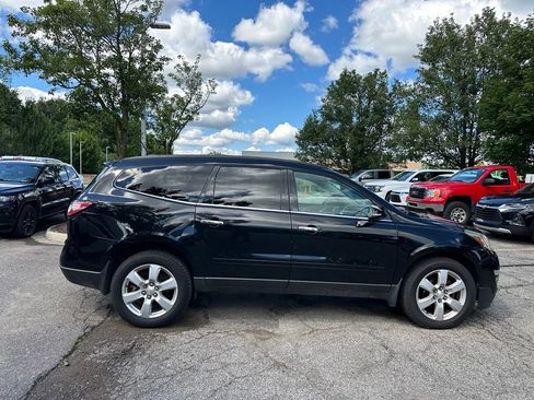 Used 2017 Chevrolet Traverse LT w/ Style and Technology Package FWD image 5
