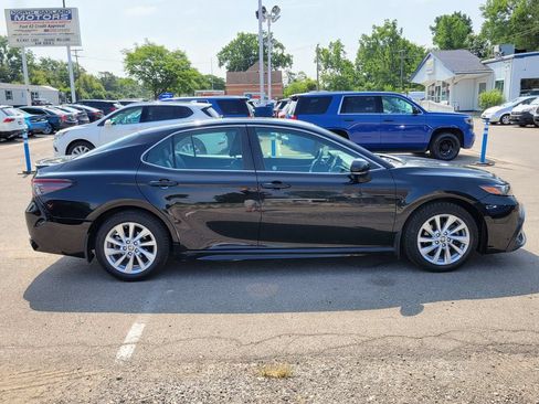 Used 2021 Toyota Camry SE FWD image 3