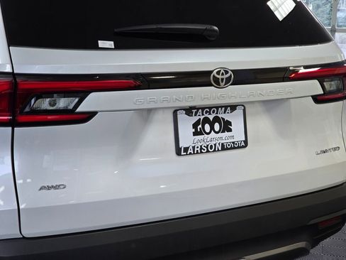 Used 2024 Toyota Grand Highlander Limited image 12