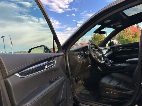 Used 2022 Cadillac XT6 Premium Luxury w/ LPO, Radiant Package image 21