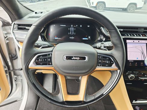 Used 2025 Jeep Grand Cherokee Summit AWD/4WD image 19