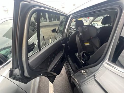 Used 2022 Volkswagen Tiguan SE FWD image 11