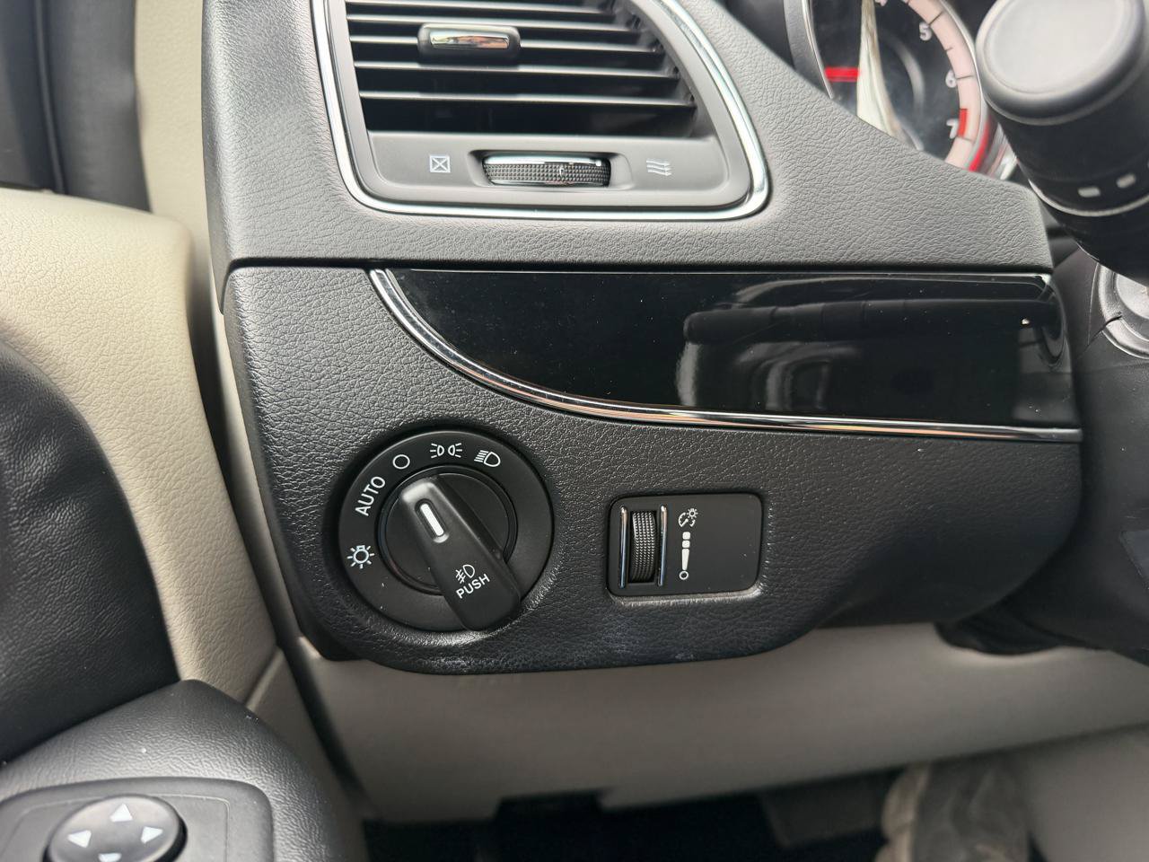 Used 2019 Dodge Grand Caravan SXT FWD image 25