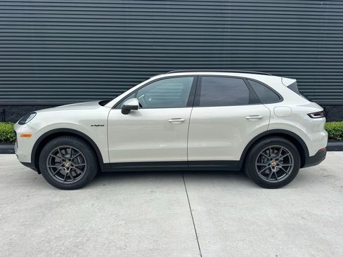 Certified 2025 Porsche Cayenne E-Hybrid AWD/4WD image 2