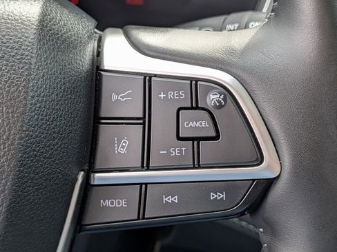 Used 2024 Toyota Highlander Limited FWD image 21