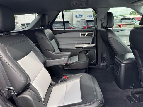 Used 2022 Ford Explorer XLT w/ Equipment Group 202A AWD/4WD image 26