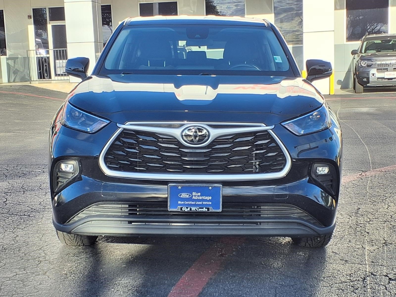 Used 2025 Toyota Highlander LE FWD image 2