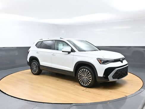 Used 2025 Volkswagen Taos SE FWD image 39